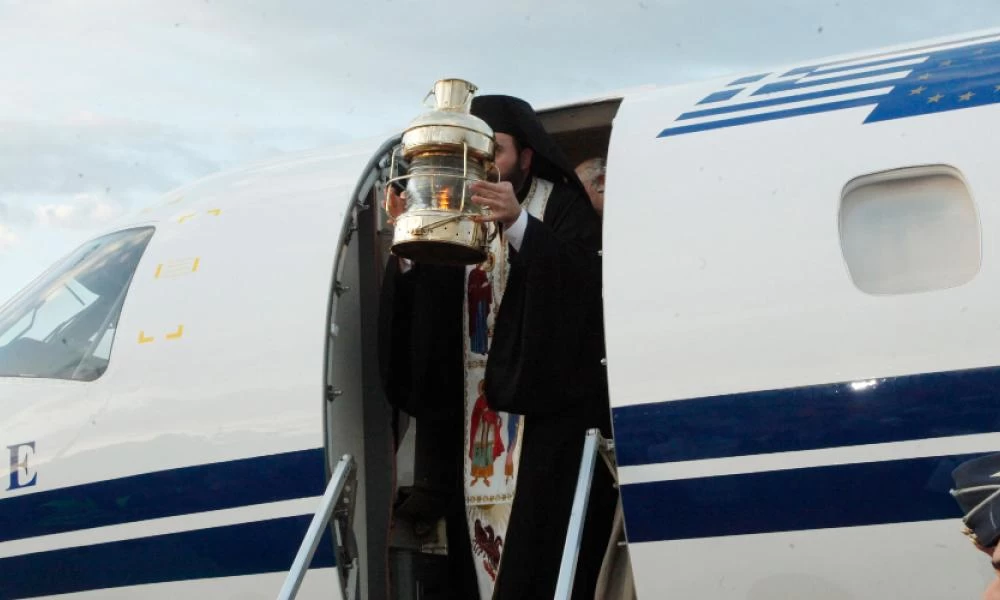  Έφτασε στην Αθήνα το Άγιο Φως - Χωρίς τιμές αρχηγού κράτους